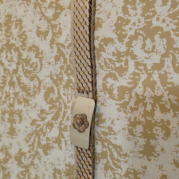 vVintage 1980s gold-tone metal fish-scale stretch belt with a flower - Picture 3 of 7